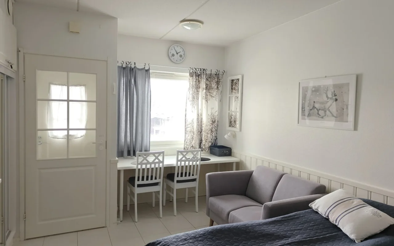 Living area of Leviloma 21 m² B studio apartment in Levi with desk by the window, sofa and twin beds
