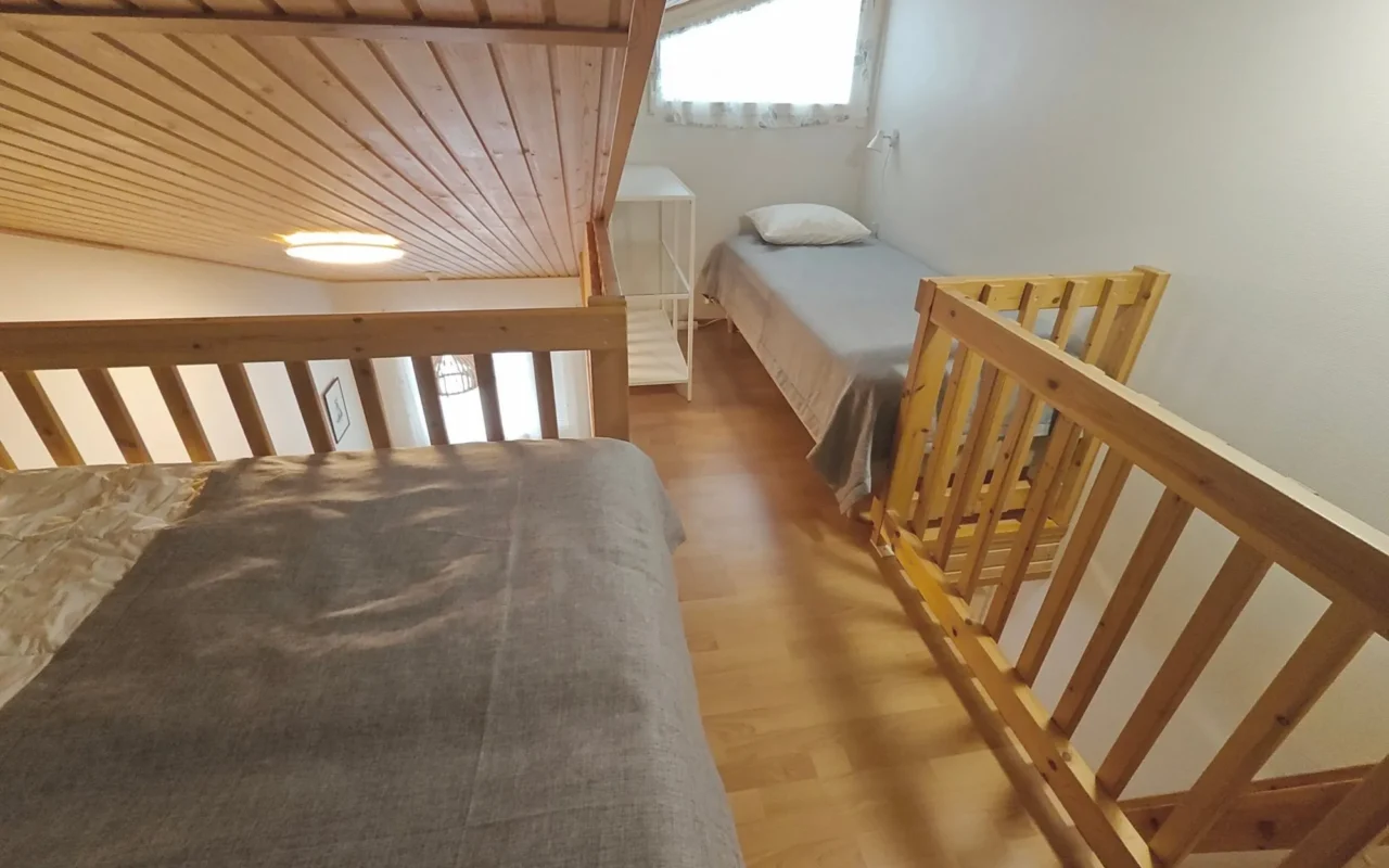 Loft beds and stair gate in Leviloma 27 m² B apartment, Levi