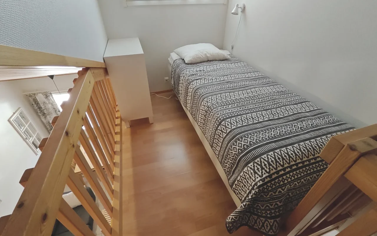 Loft single bed and dresser in Leviloma 27 m² C apartment, Levi