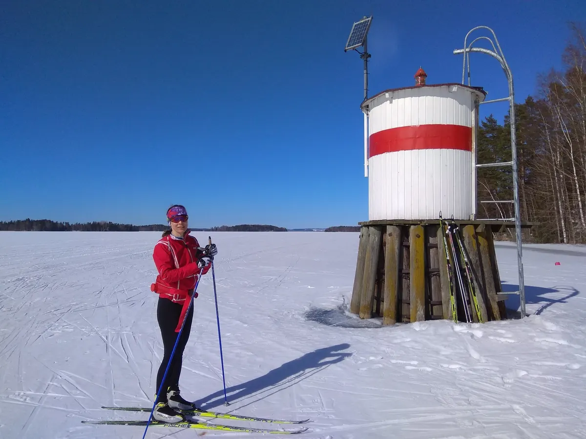 Virpi, yksi Levilomen isännistä, hiihtämässä jäätyneellä järvellä talviauringossa